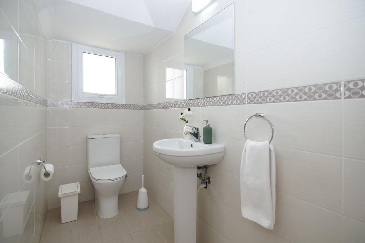 Nissi Sapphire Villa アヤナパ エクステリア 写真