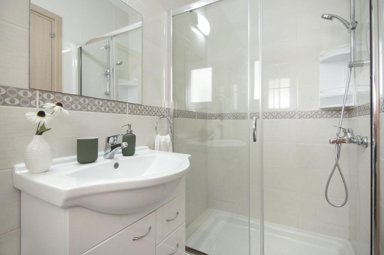 Nissi Sapphire Villa アヤナパ エクステリア 写真